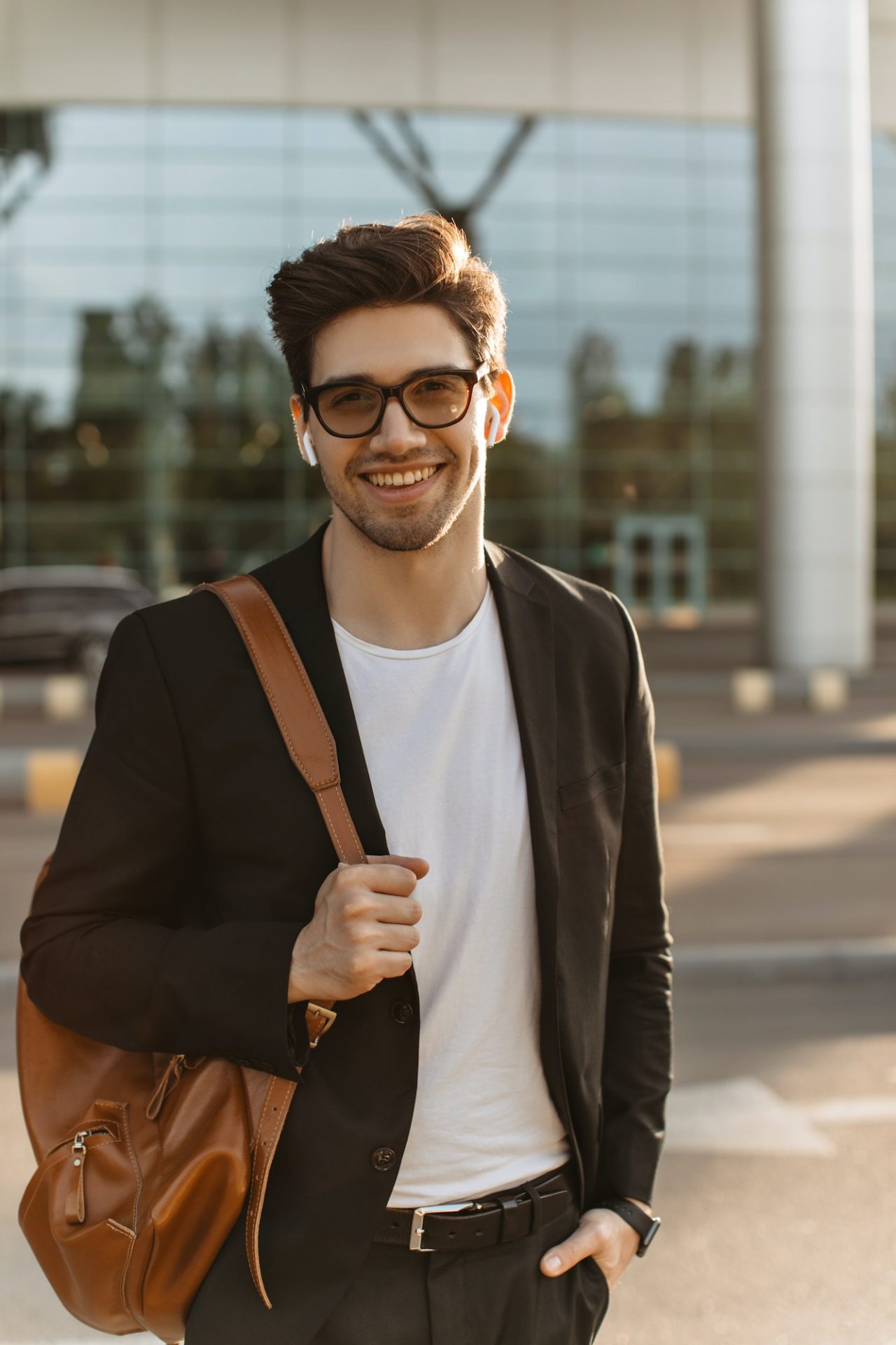 BOURSE & INFOS REGLEMENTEÉS happy businessman in eyeglasses looks into camera and smiles sincerely brunette guy in black jacke.jpg