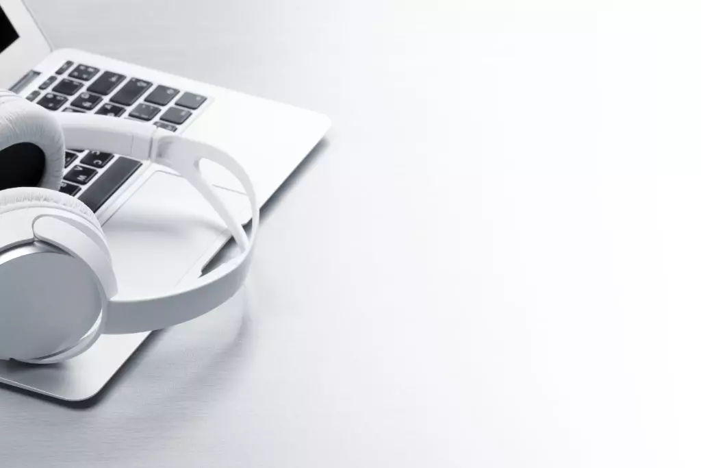 BOURSE & INFOS REGLEMENTEÉS headphones over laptop 7n4vqjg 1024×683 1.webp